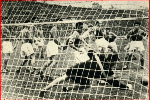 Гол Эдуарда Стрельцова в ворота французов. Москва, стадион "Динамо" октябрь 1955 год